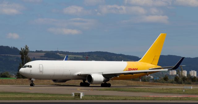 BOEING 767-300 (G-DHLJ)