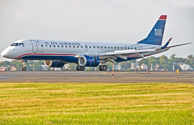 Embraer ERJ-190 (N953UW) - RWY27 landing reverse thrusting !