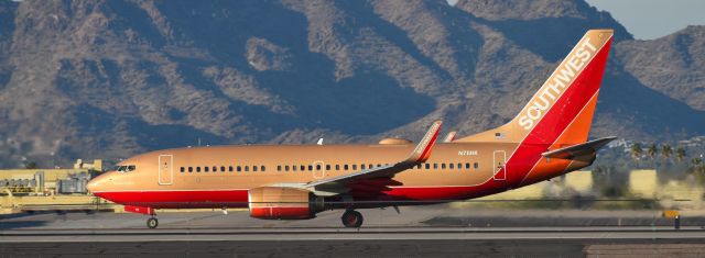 Boeing 737-700 (N711HK) - phoenix sky harbor international airport 14DEC21