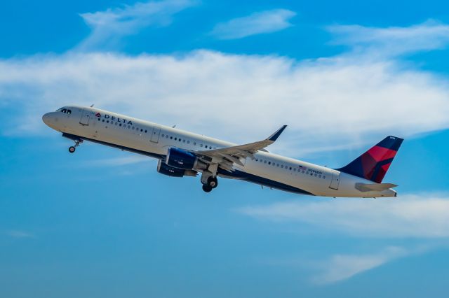 Airbus A321 (N396DN) - Delta Airlines A321 taking off from PHX on 9/27/22. Taken with a Canon 850D and Rokinon 135mm f/2 manual focus lens. 