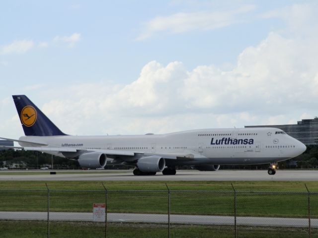 BOEING 747-8 (D-ABYG) - Spooling up for takeoff