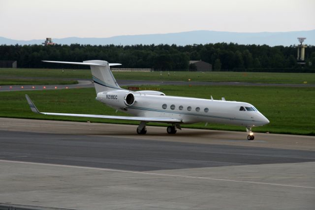 Gulfstream Aerospace Gulfstream V (N218EC) - Arnold Schwarzeneggers privatjet   -  Graz, Thalerhof  -  2011-06-21<br>Gulfstream Aerospace