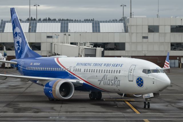 Boeing 737 MAX 8 (N806AK) - 23rd March, 2025: Flight AS 337 from San Francisco about to dock at the gate at Portland International Airport. She got turned around in less than an hour and headed to Los Angeles as flight AS 278. 