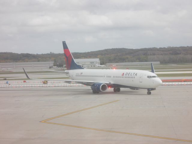 Boeing 737-800 (N3741S) - Delta 1193 from miniapoles on Oct 14 2012 this is very rare to see a 737 from msp especially Saturdays in 2012  delta often used what became to me boring erj 170 but this was interesting to see this aircraft I am happy they more often use md90s but delta  did a favor