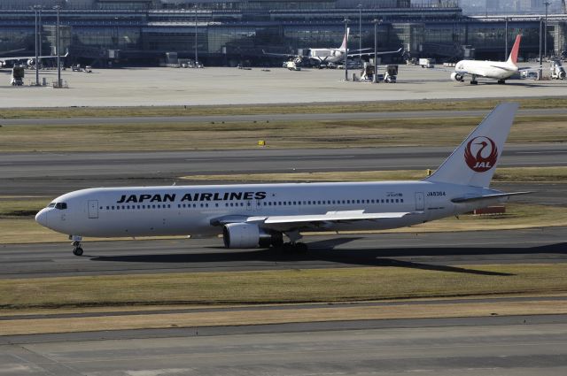 BOEING 767-300 (JA8364) - Taxing at Haneda Intl Airport on 2012/12/12