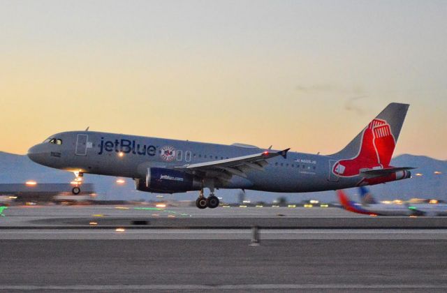 Airbus A320 (N605JB)