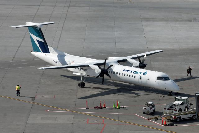 de Havilland Dash 8-400 (C-GWUE)