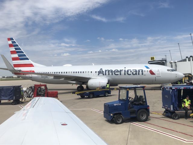 Boeing 737-700 (N906NN) - Gate B9 INDY 