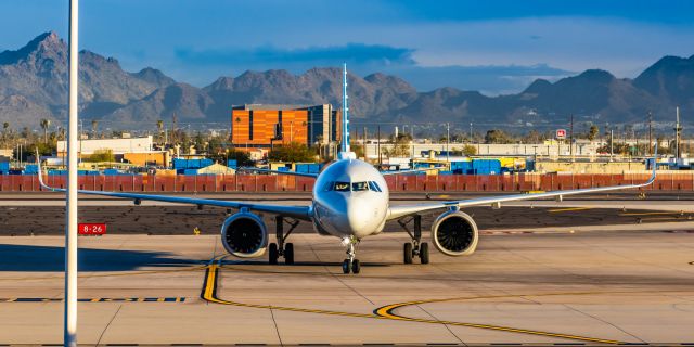 Airbus A321neo (N420AN) - An American Airlines A321 neo taxing at PHX on 1/23/23. Taken with a Canon R7 and Tamron 70-200 G2 lens.