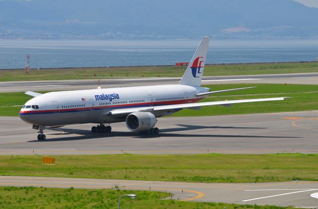 Boeing 777-200 (9M-MRL) - Airline: Malaysia Airlines (MH/MAS); Airport: Kansai International Airport (KIX/RJBB); Camera: Nikon D7000; Date: 4 July 2012