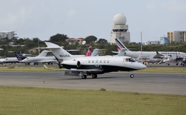 Hawker 800 (N232EA)