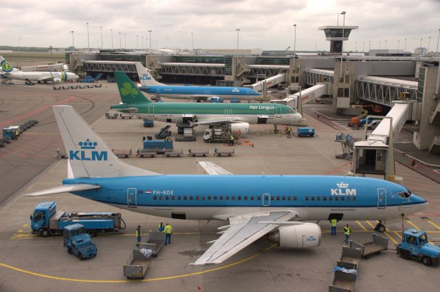 BOEING 737-300 (PH-BDE) - PH-BDE (B737-306) in foreground, EI-DEG (A320-214) & PH-BXB (737-8K2WL) in background (May2007)