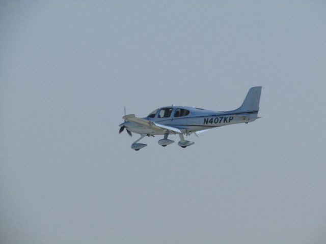 Cirrus SR-22 (N407KP) - Landing RWY 30