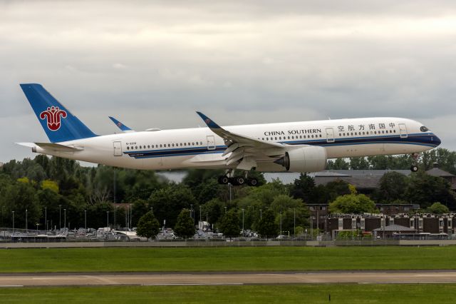 Airbus A350-900 (B-32CR) - 1st June, 2024: Flight CZ 673 from Beijing Daxing International Airport about to enter the threshold of runway 09L at Heathrow.