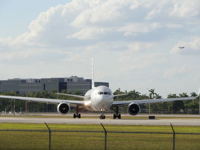 BOEING 767-300 (N350AN)