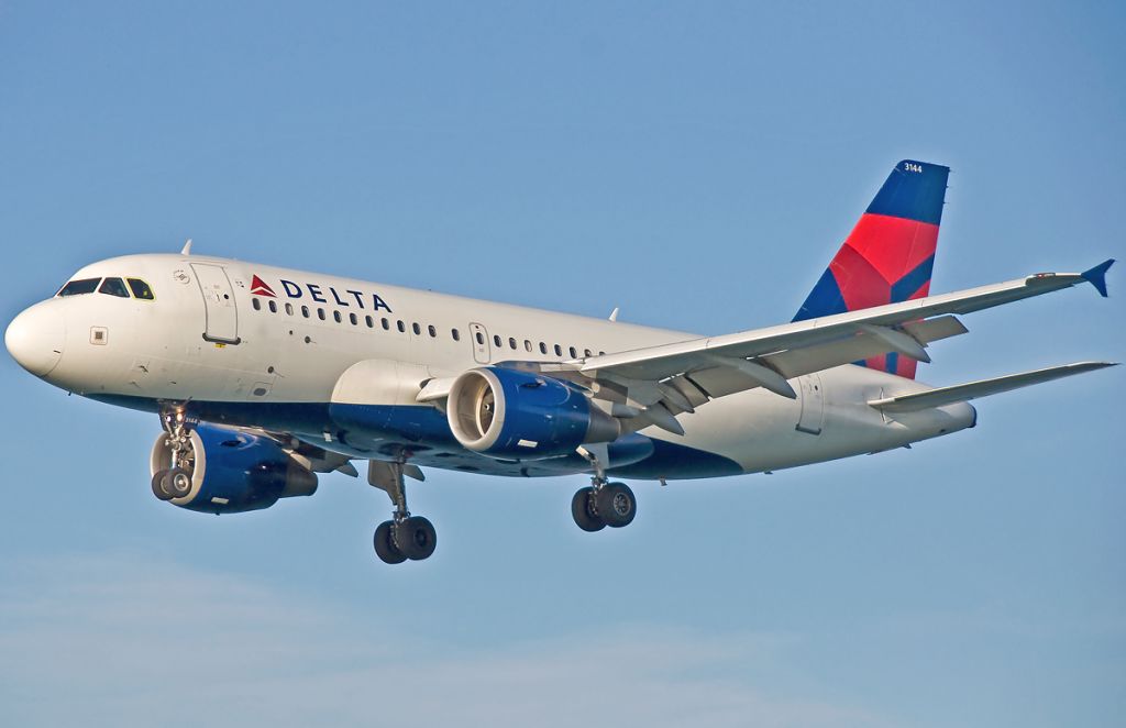 Airbus A319 (N344NB) - N344NB Close up of Delta Airlines A319 on very short final for RWY27