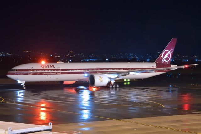 BOEING 777-300ER (A7-BAC) - ADELAIDE AIRPORT, THURSDAY NIGHT MAY 5, 2022.