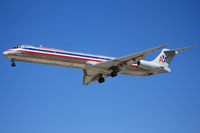 McDonnell Douglas MD-83 (N570AA)