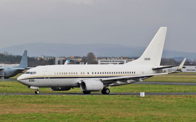 16-6696 — - convoy4082 usn c-40a 166696 dep shannon 9/2/17.