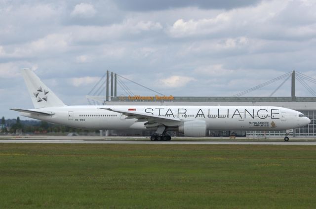 BOEING 777-300 (9V-SWJ)