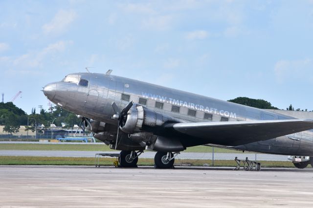 Douglas DC-3 (N32TN)