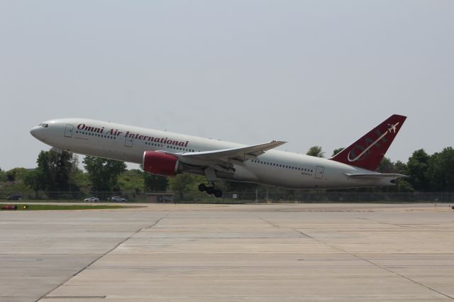 Boeing 777-200 (N846AX)