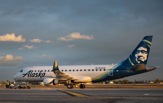 Embraer 175 (N645QX)