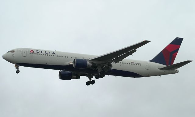 BOEING 767-300 (N143DA) - A Delta Airlines, N143DA, 767-300 landing at Sea-Tac Airport on February 6th. 