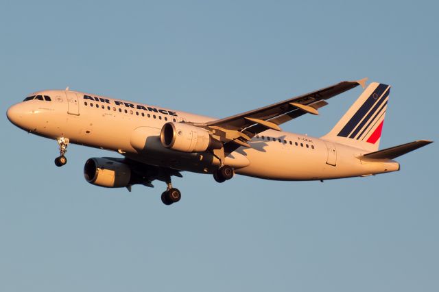 Airbus A319 (F-GKXI) - Catch the last sunbeam reflection on F-GKXI Air France.