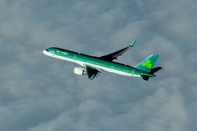 Boeing 757-200 (EI-LBT) - Photographed west bound over the Atlantic at 55N39W at FL360.  