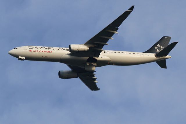 Airbus A330-300 (C-GHLM)