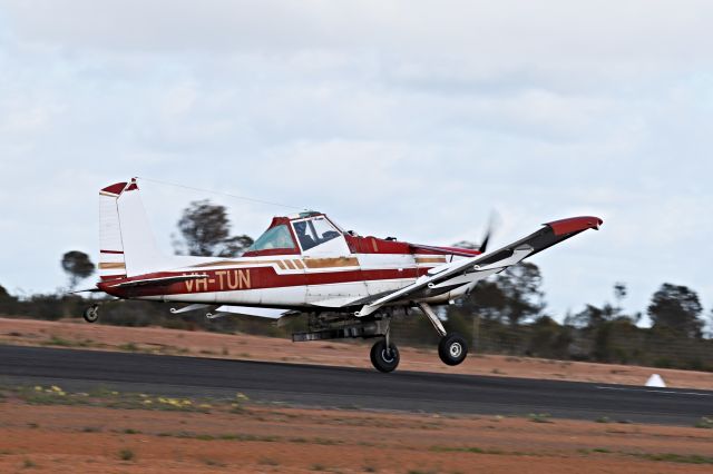 VH-TUN — - Strong Cross wind landing RWY 30