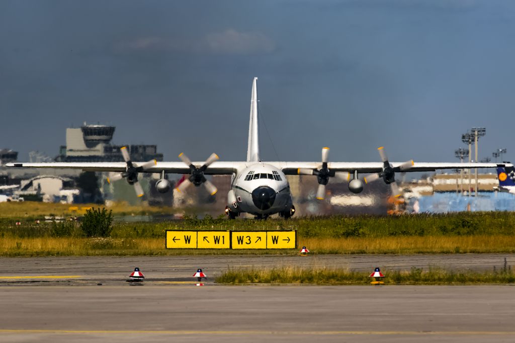 Lockheed C-130 Hercules (7T-VHL)