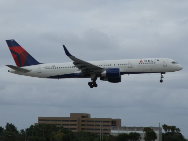 Boeing 757-200 (N551NW)