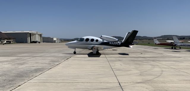 Cirrus Vision SF50 (N525CB)