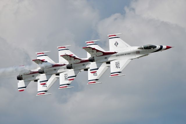 Lockheed F-16 Fighting Falcon — - T-Birds doing their thing flawlessly per usual. Dayton 2023 airshow 07-22-23