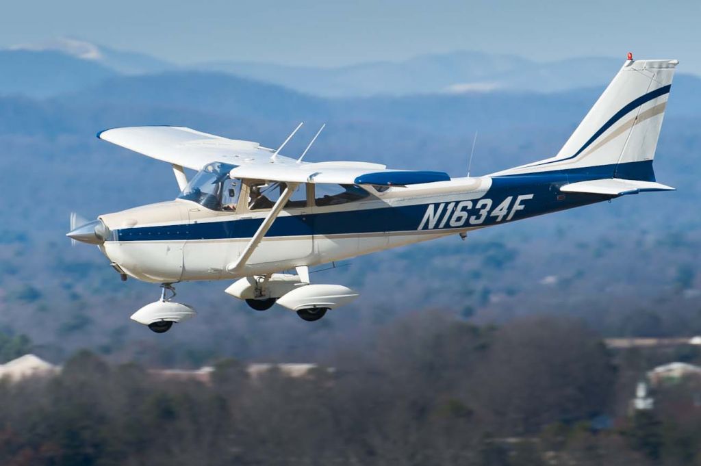 Cessna Skyhawk (N1634F) - Arriving KHKY 24 - 30-Jan-2011