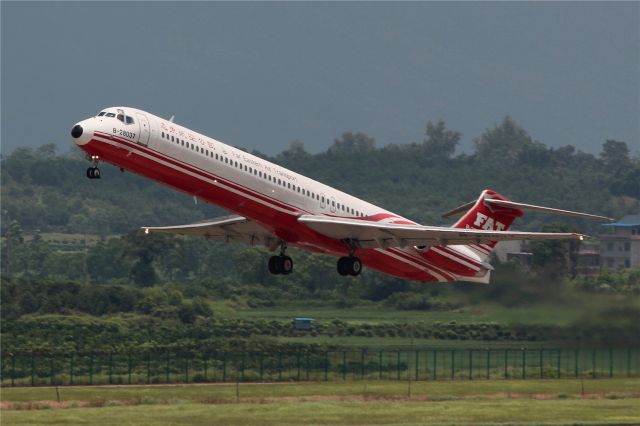 McDonnell Douglas MD-83 (B-28037)