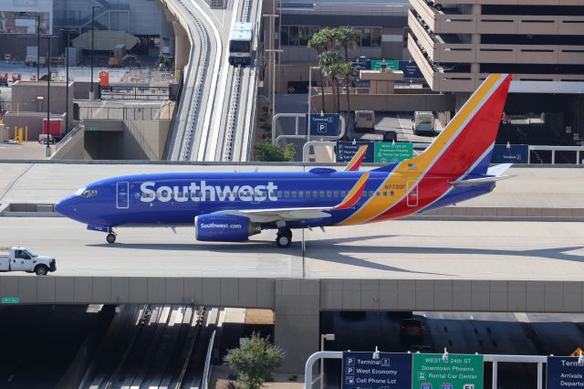 Boeing 737-700 (N7720F)