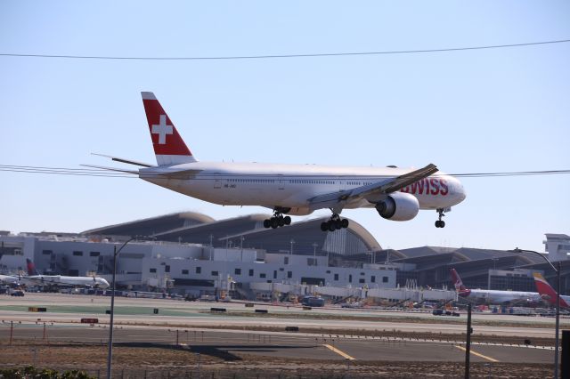 BOEING 777-300ER (HB-JNC)