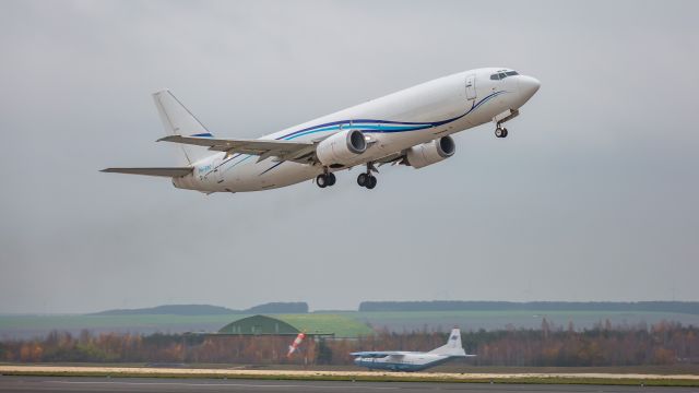 BOEING 737-400 (P4-EBO)