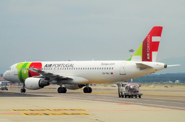 Airbus A320 (CS-TNJ)
