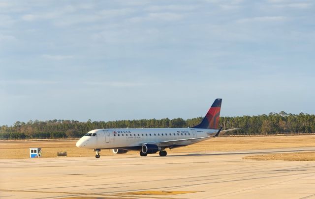 EMBRAER 175 (long wing) (N241JQ)