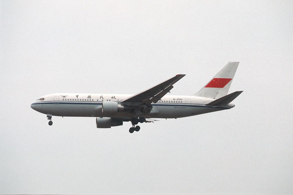 BOEING 767-200 (B-2551) - Final Approach to Narita Intl Airport Rwy34 on 1989/08/20