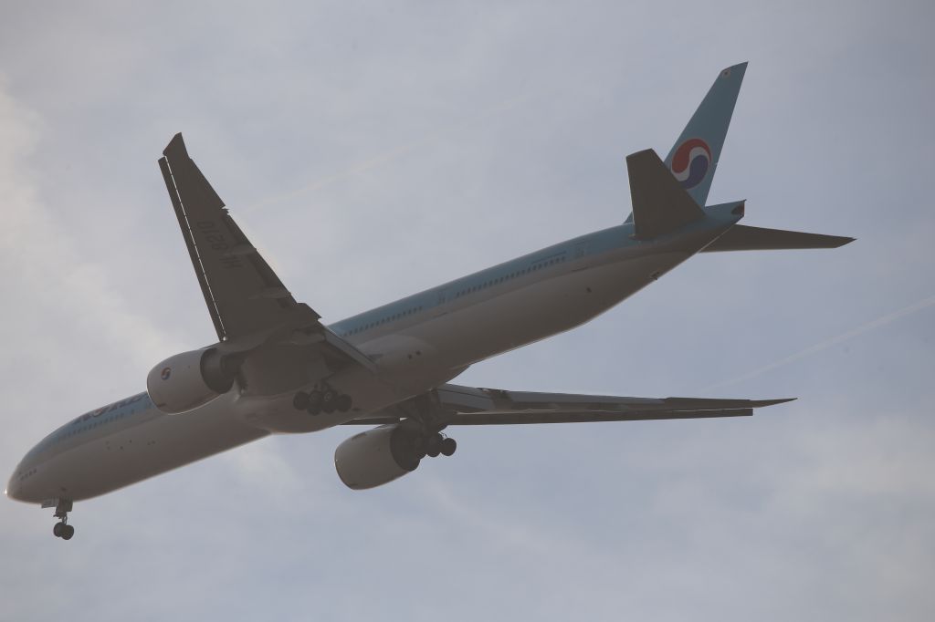 BOEING 777-300ER (HL8210)