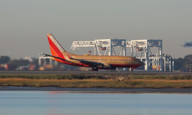 Boeing 737-700 (N714CB)