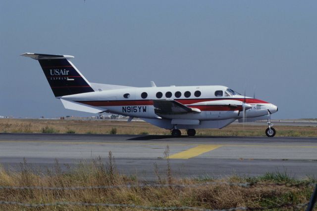 Beechcraft Super King Air 200 (N915YW) - Taxing at San Francisco Intl Airport on 1991/09/11