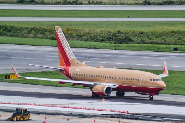 Boeing 737-700 (N711HK) - Taxiing to RWY 15R