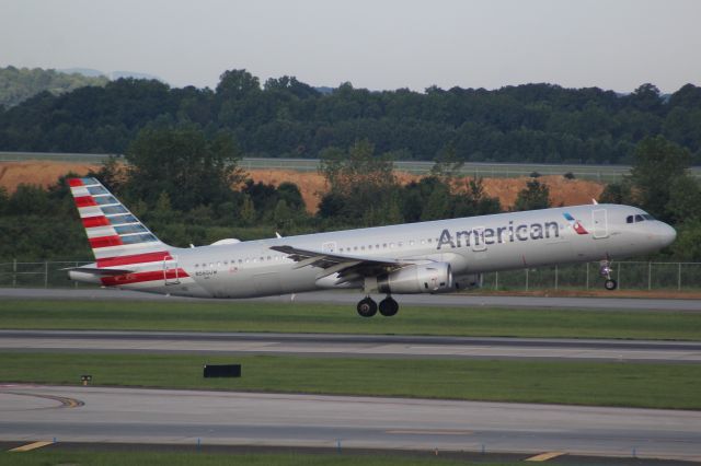 Airbus A321 (N585UW)