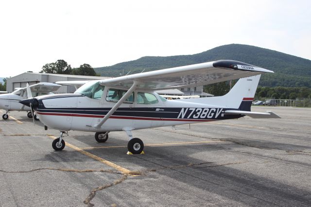 Cessna Skyhawk (N738GV) - N738GV 1977 CESSNA 172N N738GV LLC ELLINGTON, CTbr /KDDH William H. Morse State Airport (Bennington, VT)br /Photo taken by Christopher Wright 